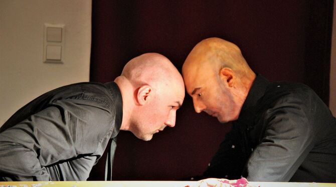 Der französische Figurenspieler und Mime Emilien Truche verschiebt in seinem Stück »Confetti« die Grenzen der Realität.  FOTO: V