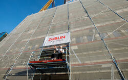 Bauarbeiten am Stuttgarter Tor (im Bild das Richtfest).