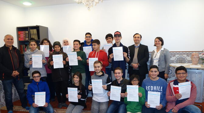 20 Schüler erhielten den Qualipaß. Projektleiter Mohammad Frikach (links), Sultan Braun von der Stadt (obere Reihe rechts) und P