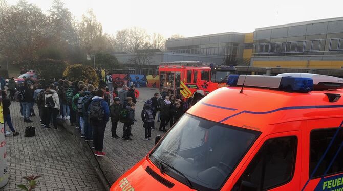 Ein Teil der Schüler beobachtet den Feuerwehreinsatz, andere sind in der benachbarten Turnhalle untergebracht.  FOTO: FEUERWEHR