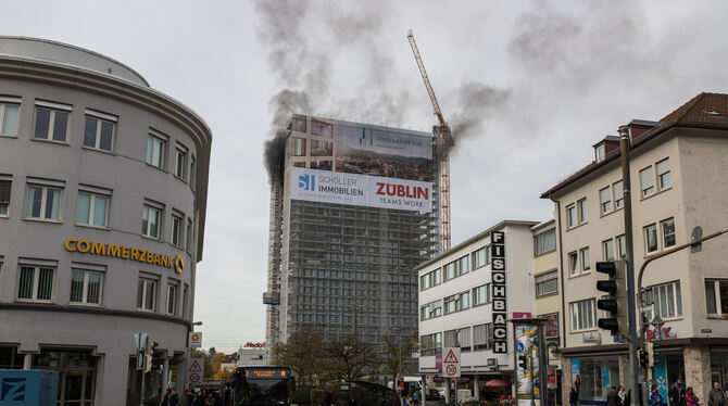 Das Hochhaus »Stuttgarter Tor« war um die Mittagszeit in Rauch gehüllt. Der Grund war harmlos: Zwei Müllcontainer brannten. FOTO