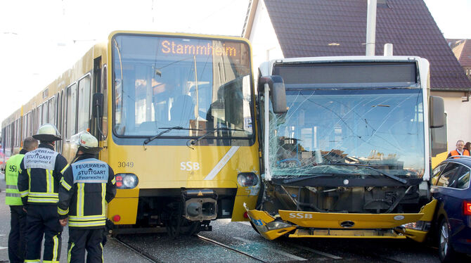 Eine Stadtbahn und ein Linienbus stehen nach einem Zusammenstoß im morgendlichen Berufsverkehr auf einer Straße. Mehrere Mensche