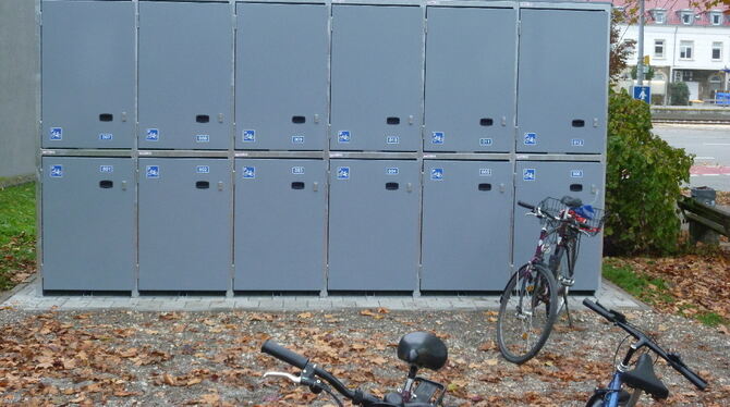 Wettergeschützt und diebstahlssicher: die neuen abschließbaren Fahrradabstellboxen an der Metzinger Öschhalle.  Fotos: Fink, Zuk