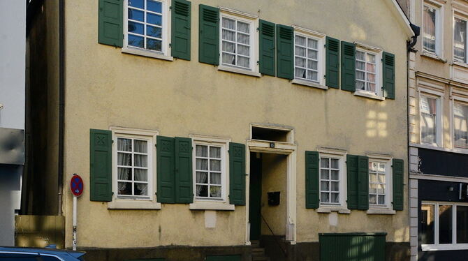 Eines der wenigen Häuser der Stadt, die noch Flü+chtlinge aufnehmen können: die Oberamteistraße 15. FOTO: NIETHAMMER