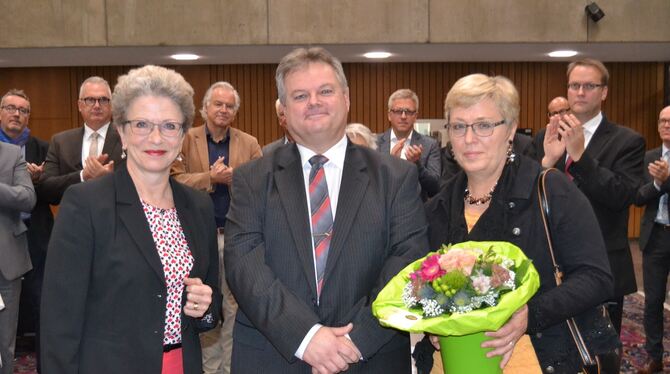 Reutlingens OB Barbara Bosch begrüßte Peter  Seßler im Amt. Er kam mit Lebensgefährtin Cornelia Kaufmann (rechts). FOTO: STADT