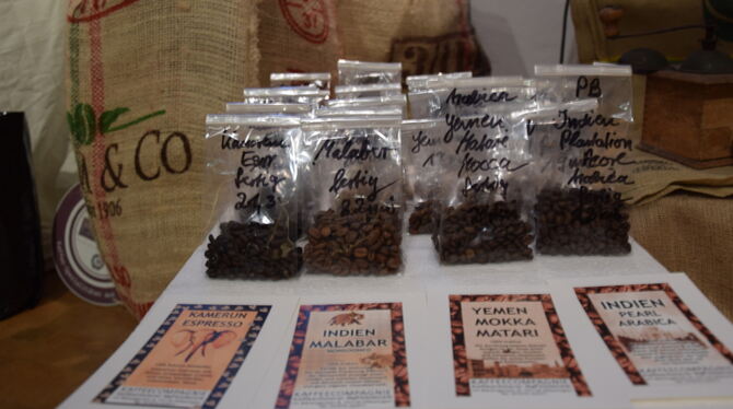 Unter anderem Kaffeebohnen aus aller Herren Länder zeigt die neue Ausstellung im Gomaringer Schloss.  FOTOS: SPAHLINGER