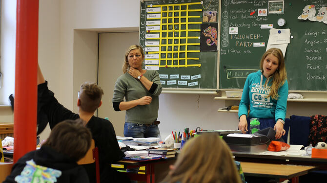Unterricht in der Außenstelle der Rudolf-Leski-Schule (RLS) im Alten Öschinger Schulhaus: Die Lehrerinnen Stefanie Frasch (links