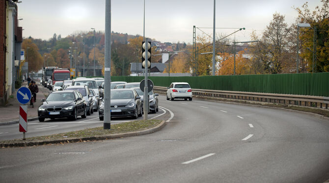 Blick auf den  Ist-Zustand der  Konrad-Adenauer-Straße: Die äußere  Fahrspur stadteinwärts (im Bild links)   wird für Radfahrer