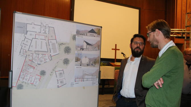 Pfarrer Tobias Schreiber (links) im Gespräch mit einem Gast über die An- und Umbaupläne zum Bonhoeffer-Haus in Bad Urach, das kü
