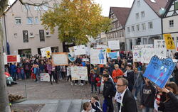 Rund 350 Menschen haben am Freitagnachmittag an der Demo der WHR Pfullingen gegen Rassismus, Hass und Hetze auf dem Marktplatz t