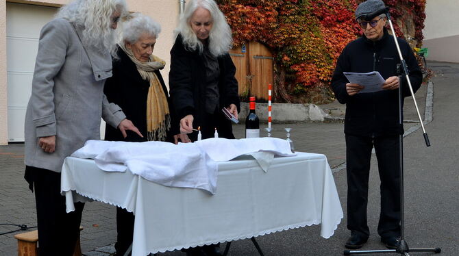 Die 95-jährige in Tübingen geborene Doris Doctor (Mitte) mit ihren Töchtern Linda (links) und Ruth bei der Gedenkfeier zur Reich