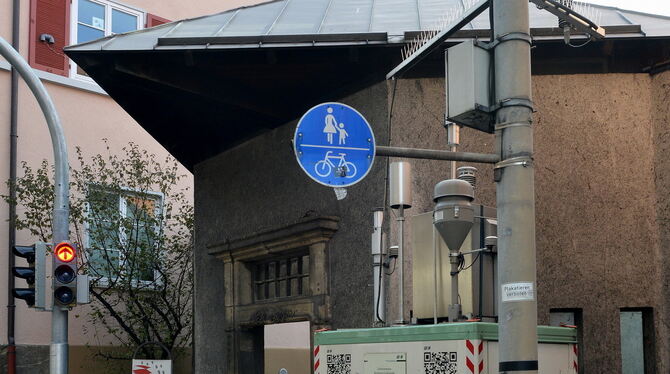 Vom Abbau der Überdachung des Torbogens neben der Messstation an der Lederstraße erwarten sich einige Stadträte bessere Werte. F