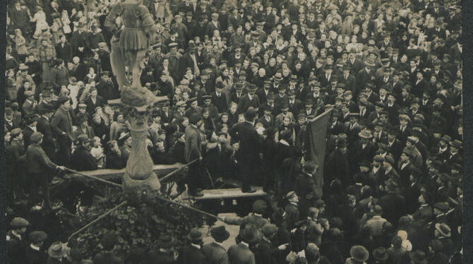 Der Kaiser blickt (vom Brunnen) auf revolutionäre Redner: Kundgebung am 11. November 1918 auf dem Marktplatz. FOTO: STADTARCHIV