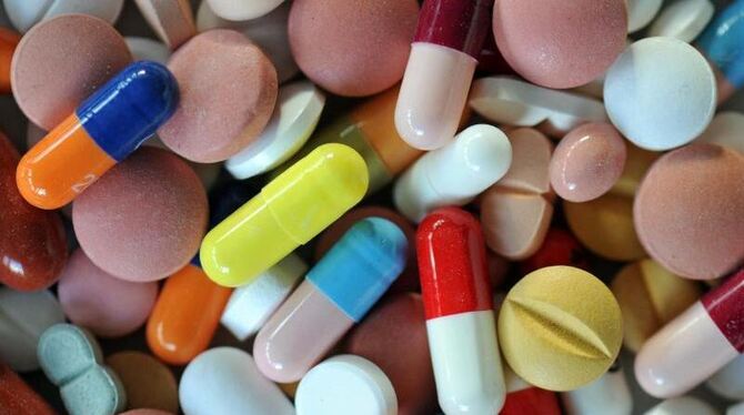 Verschiedene Pillen und Tabletten Foto: Matthias Hiekel/Illustration