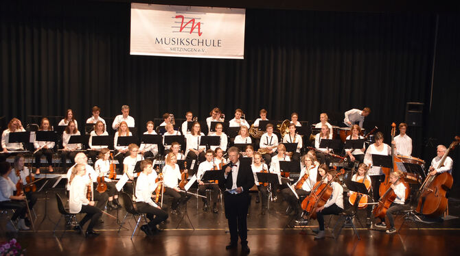 Im Kleinen wie im Großen leistet die Metzinger Musikschule unter der Leitung von Bruno Seitz (Bild links im Frack) eine hervorra