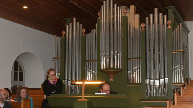 »Erste Hilfe« in der Kirche: Organist Jens Wollenschläger (Mitte) ist rat- und tonlos, Orgelbaumeister Wolfgang Braun (rechts) a