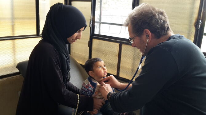 Mit einer Mutter und ihrem Kind bei der Untersuchung im Flüchtlingslager Ayn Issa in Nordsyrien. FOTO: PRIVAT Mit einer Mutter und ihrem Kind bei der Untersuchung im Flüchtlingslager Ayn Issa in Nordsyrien. FOTO: PRIVAT