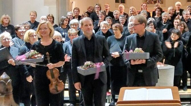 Beim Applaus: die Solisten Paula Stark (Violine) und Stephen Blaich (Orgel) sowie Chorleiter Martin Straßer.  FOTO: BÖHM
