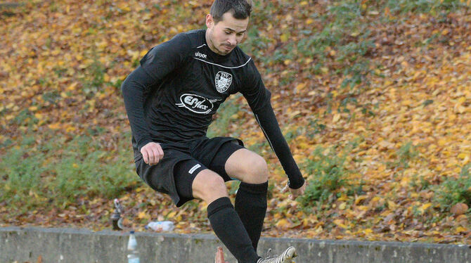 Obenauf: Tim Randecker und der TSV Dettingen. Am Boden: Patrick Huggenberger vom TSV Sickenhausen.  FOTO: BAUR