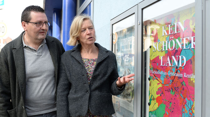 Filmemacherin Sabine Winkler mit Christos Haag vom »Cineplex Planie« neben dem Plakat zu »Kein schöner Land«. FOTO: PIETH
