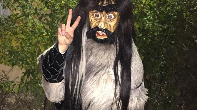 Ganz schön zottelig kommen die wilden Krieger, wie sich die Hästräger des Mottles-Heers auch nennen, daher. Warm eingepackt komm Ganz schön zottelig kommen die wilden Krieger, wie sich die Hästräger des Mottles-Heers auch nennen, daher. Warm eingepackt komm