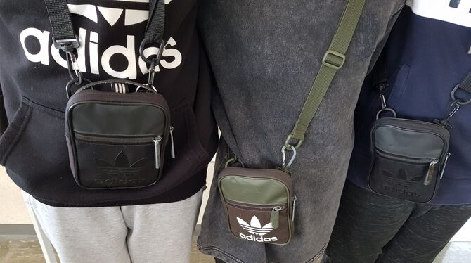 Schräg über den Körper getragen, sind Herrenhandtaschen eine lässige Möglichkeit, das Nötigste, wie Handy und Kopfhörer, immer d