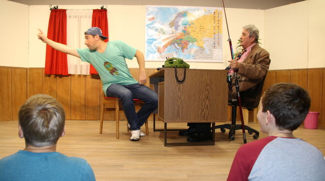 Ganz nah dran an der Bühne ist das Publikum im TSG Sporthaus. Hier sind Gunter Rosenberger (links) und Manfred Gekeler gerade in