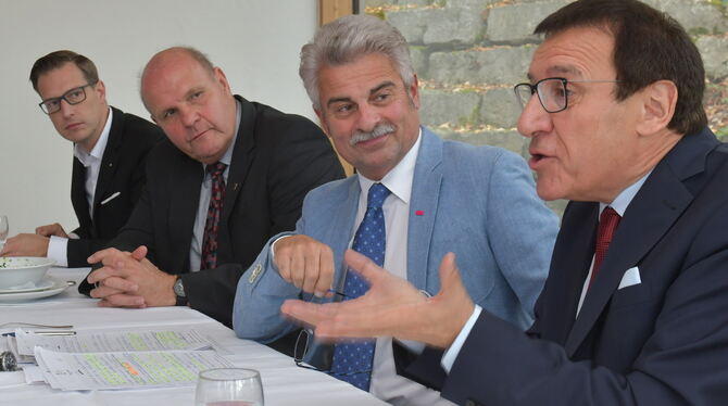 Wolfgang Reinhart spricht, die anderen hören gebannt zu: Sein CDU-Fraktionskollege Karl-Wilhelm Röhm (Zweiter von links) sowie R