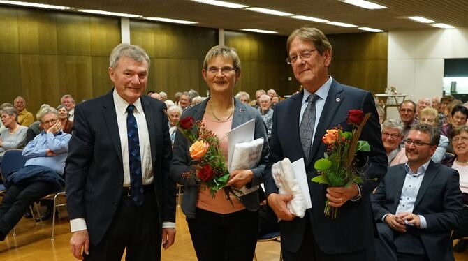 Der Vorsitzende Peter Kuch, Übungsleiterin Susanne Freudemann (von Beginn an als Leiterin von Sportgruppen dabei) sowie Arzt un