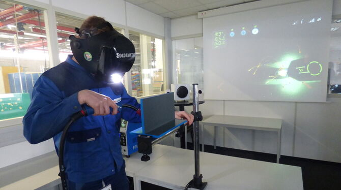 Ein Azubi übt mithilfe einer VR-Brille den Umgang mit Schweißbrenner.  FOTO: BÖRNER
