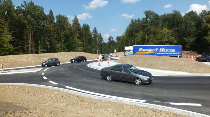 Der neue Kreisverkehr der B 313-Ortsumfahrung von Grafenberg ist seit September für den Verkehr freigegeben.  FOTO: KELLER