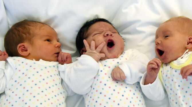 Bald wieder Babys, die in der Albklinik in Münsingen geboren worden sind? Landrat Thomas Reumann hofft auf einen Neustart der Ab