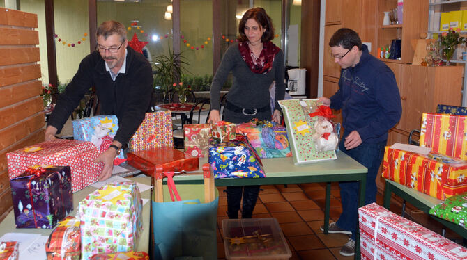 2014 gab es noch viel zum Auspacken: Diakon Matthias Tauch und Birgit Gründel beim Herrichten der Geschenke.  FOTOS: MEYER/GRÜND