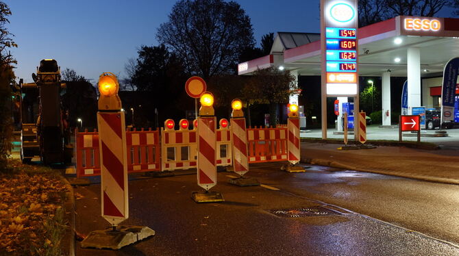 Durchfahrt in Richtung Tübingen gesperrt: Die Baustelle an der Konrad-Adenauer-Straße.  FOTO: ZENKE