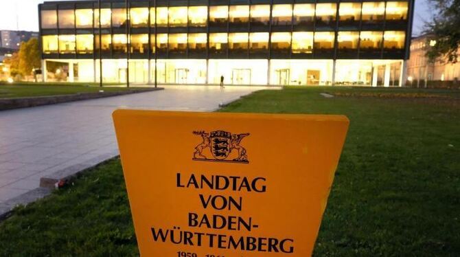 Ein Schild weist auf den Landtag von Baden-Württemberg hin