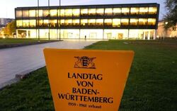 Ein Schild weist auf den Landtag von Baden-Württemberg hin