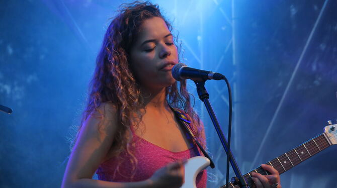 Die türkisch-britische Sängerin Nilüfer Yanya bei ihrem Auftritt beim Burning-Eagle-Festival im August 2018. FOTO: KNAUER Die türkisch-britische Sängerin Nilüfer Yanya bei ihrem Auftritt beim Burning-Eagle-Festival im August 2018. FOTO: KNAUER