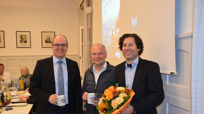 Bürgermeister Michael Schrenk (von links) verabschiedete Musikschulleiter Gangolf Merkle und begrüßte als Nachfolger Martin Förs