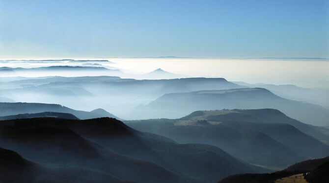 Klassisch: die Schwäbische Alb als »blaue Mauer«. FOTO: GROHE