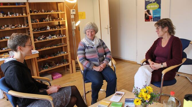 Annette Félix (Mitte) findet die Gespräche in der Trauergruppe »befreiend«. Kerstin Herr (links) und Bettina Guhlmann betreuen