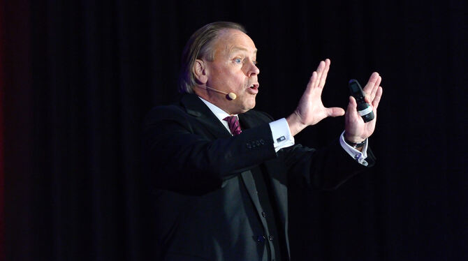 Er hat Jura, Psychologie und Kommunikationswissenschaften studiert, ist Autor, Coach und gefragter Redner: Dr. Marco Freiherr vo