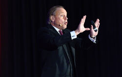 Er hat Jura, Psychologie und Kommunikationswissenschaften studiert, ist Autor, Coach und gefragter Redner: Dr. Marco Freiherr vo