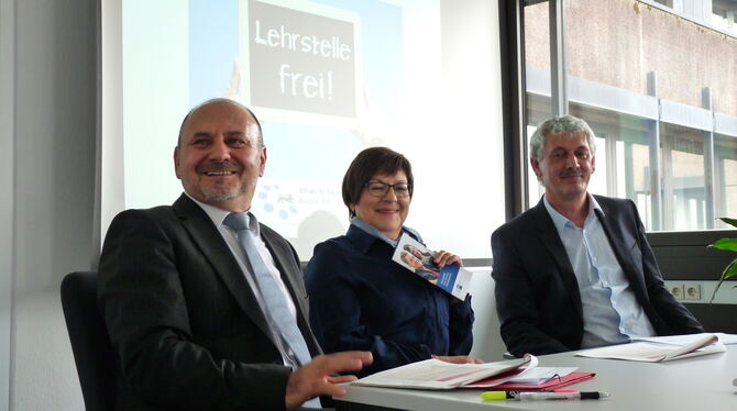 Geben einen Überblick im Ausbildungsmarkt (von links): Wilhelm Schreyeck, Petra Brenner und Karl-Heinz Goller. FOTO: HÄRING