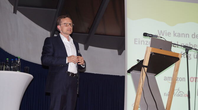 Sigurd Boßler stellt im Wirtschaftsforum die geplante Online-Plattform vor.  FOTO: WURSTER