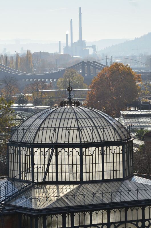 Das Bauensemble der Wilhelma gehört seit 170 Jahren zum sich stets wandelnden Anblick des Neckartals. Die Gewächshauskuppel im V