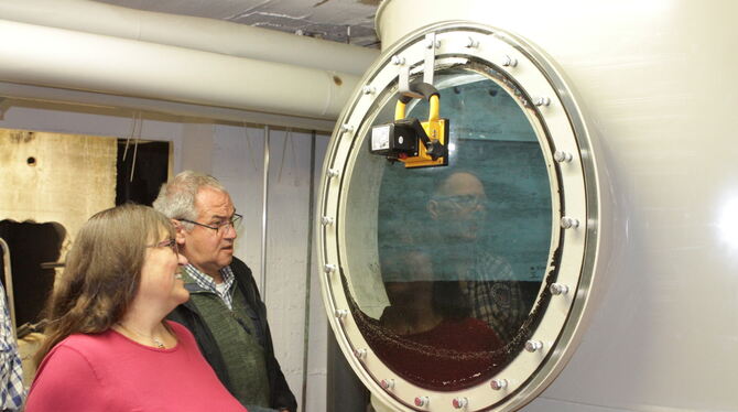 Ein Bullauge? Nein, ein Filter im Keller des Schulschwimmbads, dessen neue Technik die Gemeinderäte besichtigten.  FOTO: SCHRADE