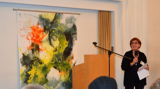 Agnete Bauer-Ratzel begrüßt die Vernissagenbesucher vor einem farbintensiven Gemälde von Gerburg M. Stein.  FOTO: VEY