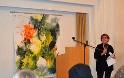 Agnete Bauer-Ratzel begrüßt die Vernissagenbesucher vor einem farbintensiven Gemälde von Gerburg M. Stein.  FOTO: VEY