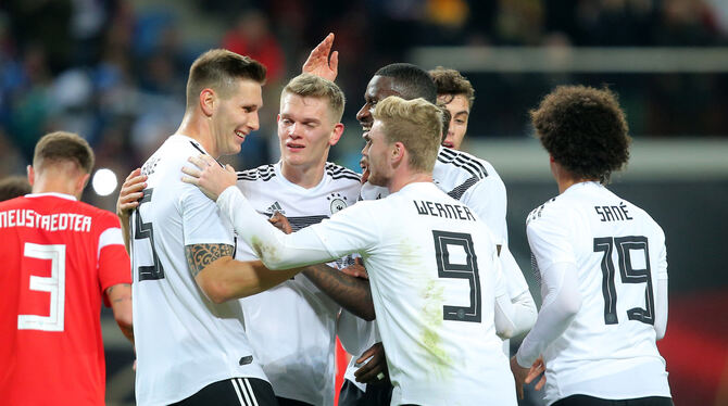 Deutscher Torjubel: (von links) Niklas Süle, Matthias Ginter, Antonio Rüdiger und Timo Werner. Hinten: Kai Havertz. FOTO: EIBNE Deutscher Torjubel: (von links) Niklas Süle, Matthias Ginter, Antonio Rüdiger und Timo Werner. Hinten: Kai Havertz. FOTO: EIBNE