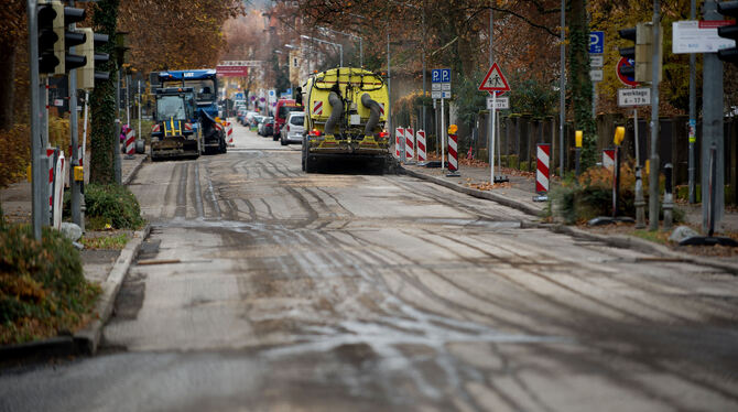 In der Charlottenstraße wird der Belag abschnittsweise erneuert, damit die türkisfarbene Fahrradstraßen-Markierung am Rand aufge